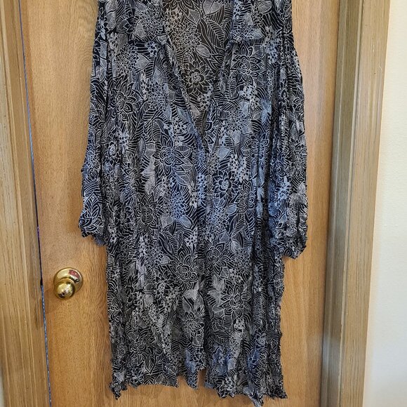 Avenue Black and White Sheer Short Sleeve Tunic Cardigan w/ buttons Size 30/32 - Picture 2 of 3